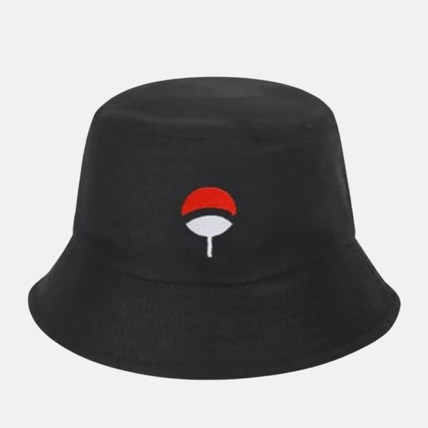 Bob noir avec l'emblème de l'éventail rouge et blanc du clan Uchiha brodé ou imprimé sur le devant.