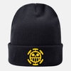 Bonnet noir avec le Jolly Roger de l'équipage du Chapeau de Paille (crâne avec chapeau de paille) brodé en blanc et jaune sur le devant.