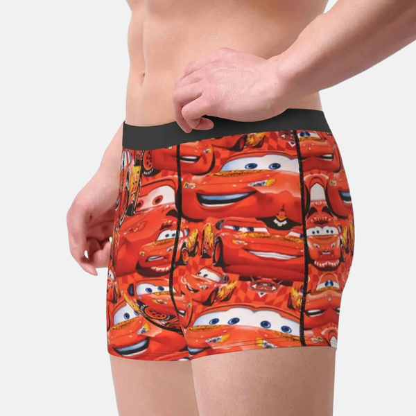 Vue arrière du boxer Flash McQueen porté par un enfant, montrant le design sur l'ensemble du vêtement.
