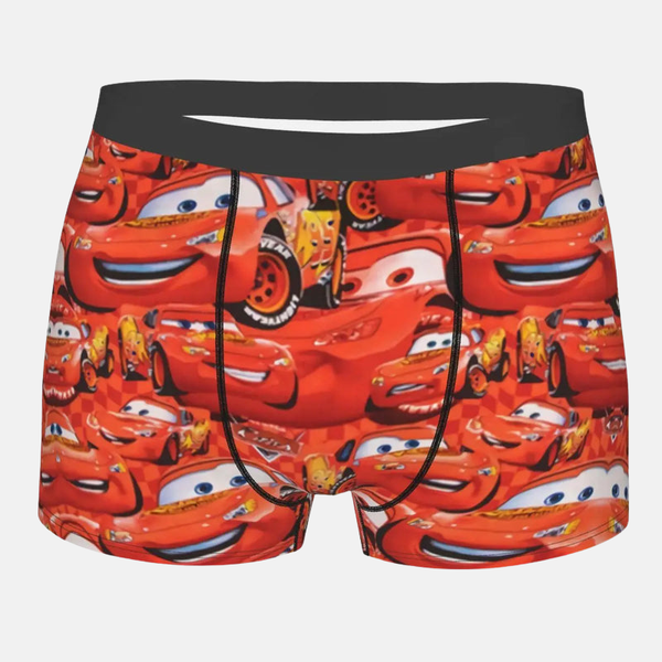 Boxer rouge pour enfant avec un motif intégral de Flash McQueen et une ceinture élastique noire.