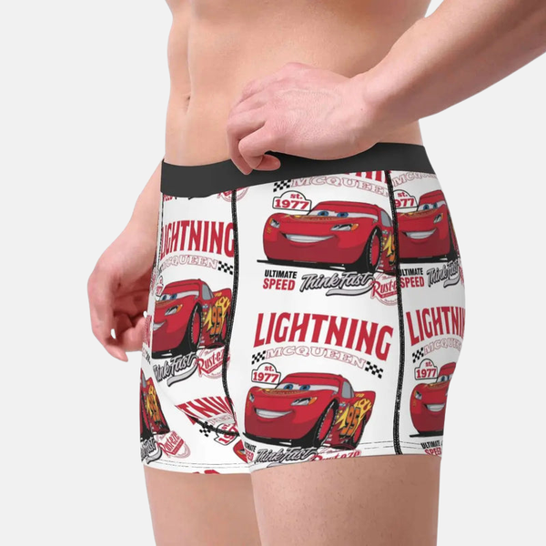 Vue arrière du boxer Lightning McQueen porté par un enfant, montrant le design sur l'ensemble du vêtement.