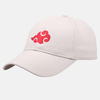 Casquette de baseball blanche/beige avec le nuage rouge de l'Akatsuki brodé en rouge et blanc.