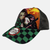 Casquette style trucker noire avec filet, dont le panneau avant est divisé en deux motifs : damier vert et noir (Tanjiro) et motif rose géométrique (Nezuko).