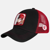Casquette style trucker noire et rouge avec un patch de Gaara en tenue de Kazekage sur le devant.