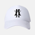 Casquette de baseball blanche avec une silhouette noire de Gon et Kirua assis dos à dos brodée sur le devant.