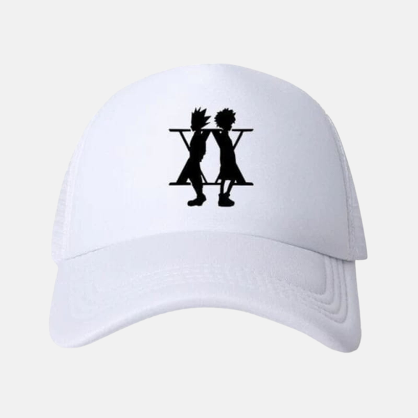 Casquette de baseball blanche avec une silhouette noire de Gon et Kirua assis dos à dos brodée sur le devant.