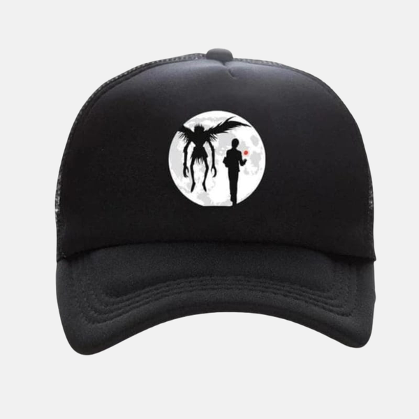 Casquette de baseball noire avec une silhouette blanche de Light Yagami (Kira) et Ryûk marchant côte à côte sur le devant.