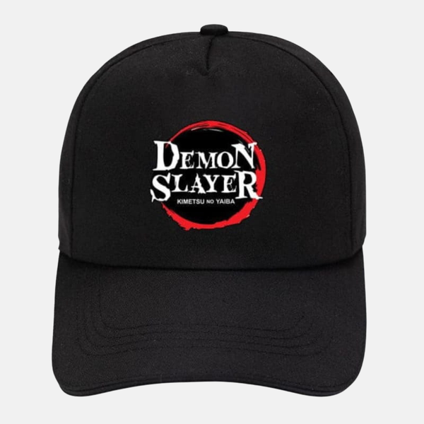 Casquette de baseball noire avec le logo officiel "Demon Slayer: Kimetsu no Yaiba" brodé en blanc et rouge sur le devant.