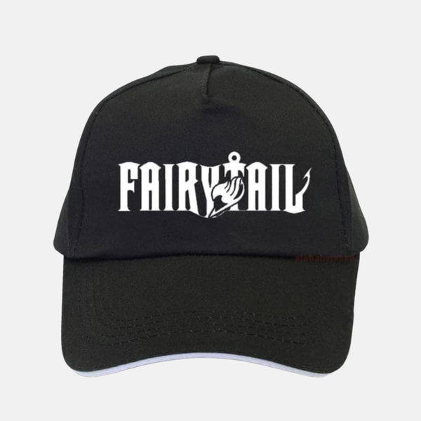 Casquette de baseball noire avec l'emblème de la guilde Fairy Tail brodé en blanc sur le devant.