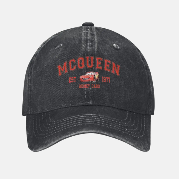 Casquette gris foncé style "distressed" avec le logo brodé rouge "McQueen Est. 1977 Desert Racing".