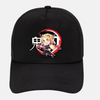 Casquette de baseball noire avec l'emblème du Pilier de la Flamme, Kyojuro Rengoku, brodé sur le devant.