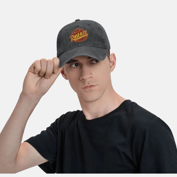 Homme portant la casquette Rust-eze grise, montrant son style et son ajustement.