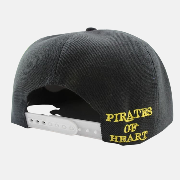 Casquette Trafalgar Law vue de côté, montrant la visière tachetée et la broderie.