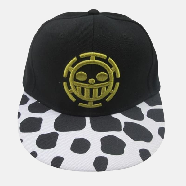 Casquette de baseball noire avec le Jolly Roger des Heart Pirates brodé en jaune sur le devant et une visière plate tachetée blanc et noir.