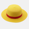 Chapeau de Paille de Luffy vu de face, montrant sa forme iconique et son ruban rouge.