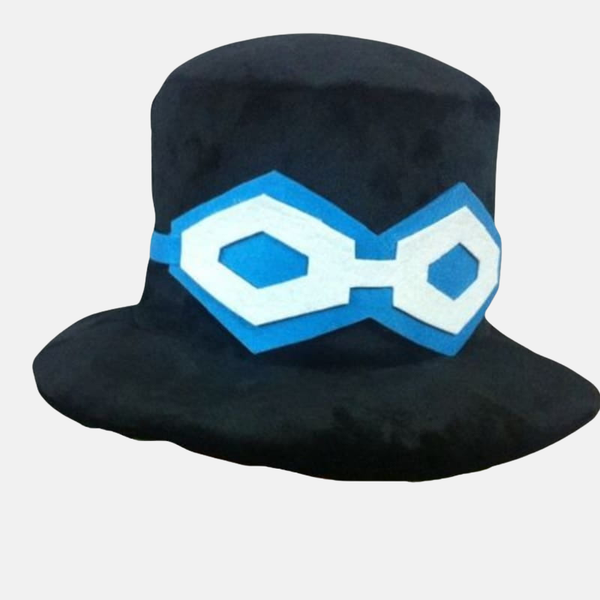 Chapeau haut-de-forme noir de Sabo vu de face, avec ses lunettes steampunk bleues posées sur le rebord avant.