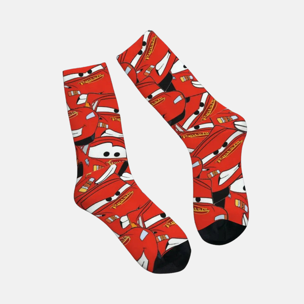 Paire de chaussettes rouges montantes avec un motif intégral de Flash McQueen dans différentes poses de course.