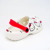 Paire de sabots Hello Kitty posée sur fond blanc