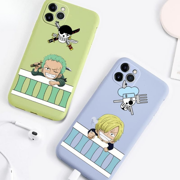 Collection de coques pour iPhone de l'équipage du Chapeau de Paille, montrant les modèles de Zoro, Luffy et Sanji.