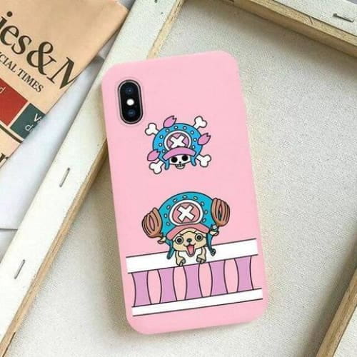 Coque rose pour iPhone avec un dessin mignon de Tony Tony Chopper de One Piece, tenue en main.