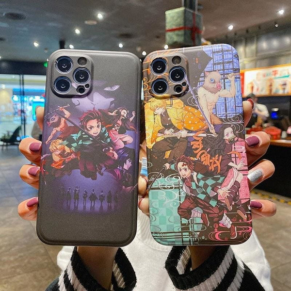 Coque pour iPhone avec un design de style "collage manga" réunissant les héros de Demon Slayer, tenue en main.