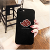 Coque noire pour iPhone avec l'emblème du nuage rouge et le kanji de l'Akatsuki, tenue en main.