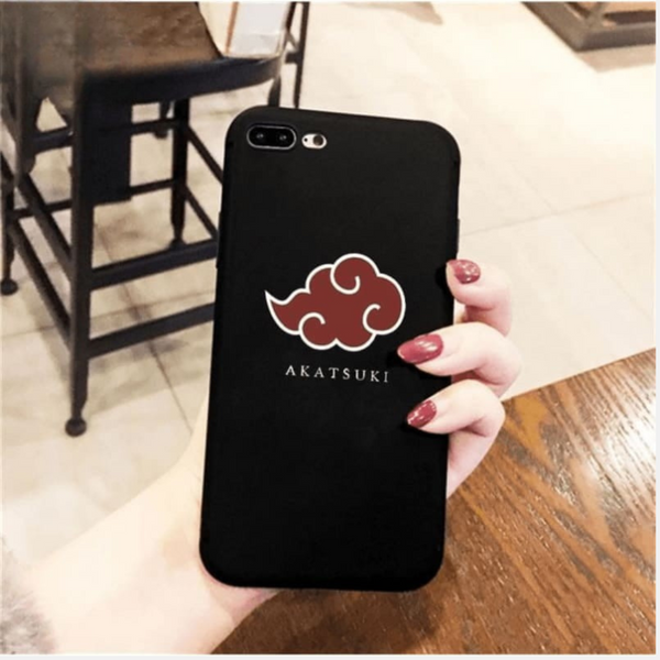 Coque noire pour iPhone avec l'emblème du nuage rouge et le kanji de l'Akatsuki, tenue en main.
