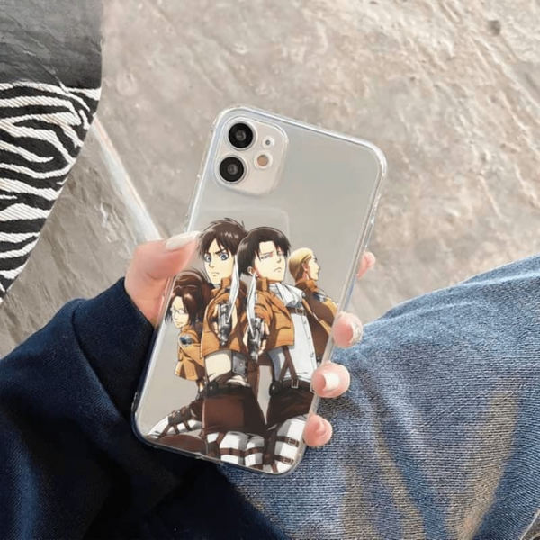 Coque pour iPhone avec une illustration de groupe de Eren, Hange, Erwin et Livaï de L'Attaque des Titans, tenue en main.