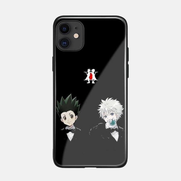 Coque pour iPhone avec une illustration "chibi" (mignonne) de Gon et Kirua de Hunter x Hunter, tenue en main.