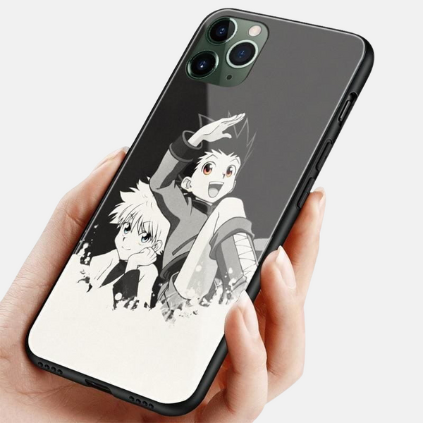 Vue de face de la coque monochrome de Gon et Kirua, montrant le design artistique en noir et blanc.