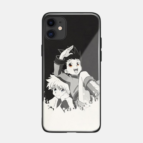 Coque pour iPhone avec une illustration artistique en noir et blanc de Gon et Kirua de Hunter x Hunter, tenue en main.