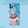 Coque bleu clair pour iPhone avec une illustration "chibi" d'Inosuke Hashibira de Demon Slayer, tenue en main.