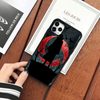 Coque pour iPhone avec une illustration d'Itachi Uchiwa en tenue Akatsuki regardant en arrière, tenue en main.