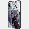 Coque pour iPhone avec une illustration détaillée d'Itachi Uchiwa de Naruto, tenue en main.