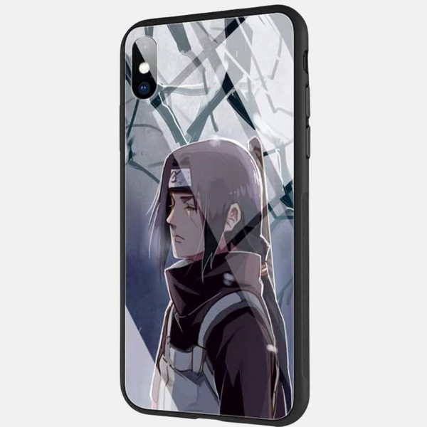 Coque pour iPhone avec une illustration détaillée d'Itachi Uchiwa de Naruto, tenue en main.