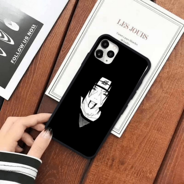 Coque noire pour iPhone avec un design en silhouette blanche d'Itachi Uchiwa de Naruto, tenue en main.