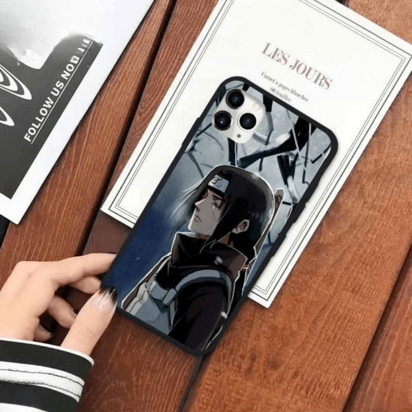 Variante de la coque Itachi Uchiwa avec une illustration de son puissant Susanoo.