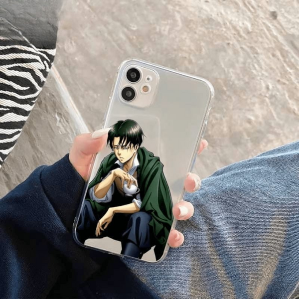 Coque pour iPhone avec un dessin "chibi" de Livaï Ackerman de l'Attaque des Titans, tenue en main.