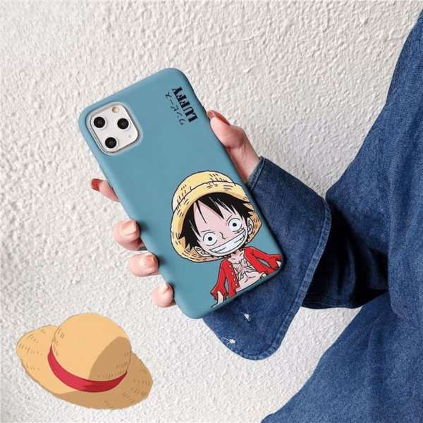 Coque bleue pour iPhone avec un dessin "chibi" du visage souriant de Monkey D. Luffy, tenue en main.