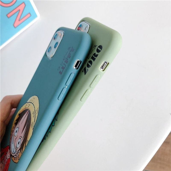 Vue en angle de la coque iPhone de Luffy, montrant le style épuré et la protection des bords