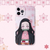 Coque rose pour iPhone avec une illustration "chibi" de Nezuko Kamado et des fleurs de cerisier, tenue en main.