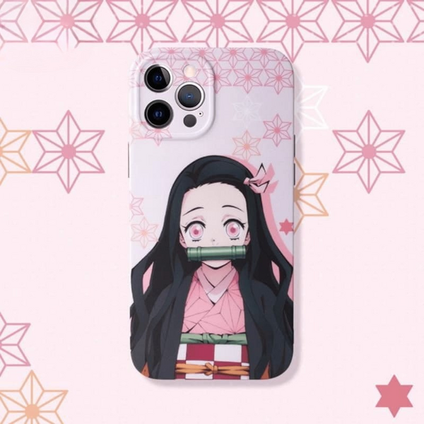 Coque rose pour iPhone avec une illustration "chibi" de Nezuko Kamado et des fleurs de cerisier, tenue en main.