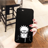 Coque noire pour iPhone avec le design de l'œil Rinnegan de Pain, de l'anime Naruto Shippuden, tenue en main.