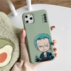 Coque verte pour iPhone avec une illustration "chibi" de Roronoa Zoro de One Piece, tenue en main.