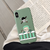 Coque verte pour iPhone avec une illustration de Roronoa Zoro et son Jolly Roger, de l'anime One Piece.