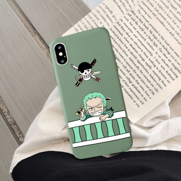 Coque verte pour iPhone avec une illustration de Roronoa Zoro et son Jolly Roger, de l'anime One Piece.