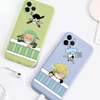 Vue en angle de la coque "chibi" de Sanji Vinsmoke, montrant la protection des bords et de l'appareil photo.