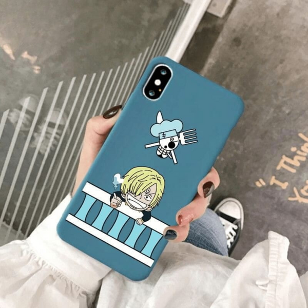 Coque bleue pour iPhone avec une illustration "chibi" de Sanji Vinsmoke de One Piece, tenue en main.
