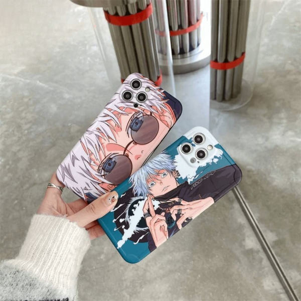 Variante rose de la coque pour iPhone de Satoru Gojo, montrant un design "kawaii" du personnage de Jujutsu Kaisen.
