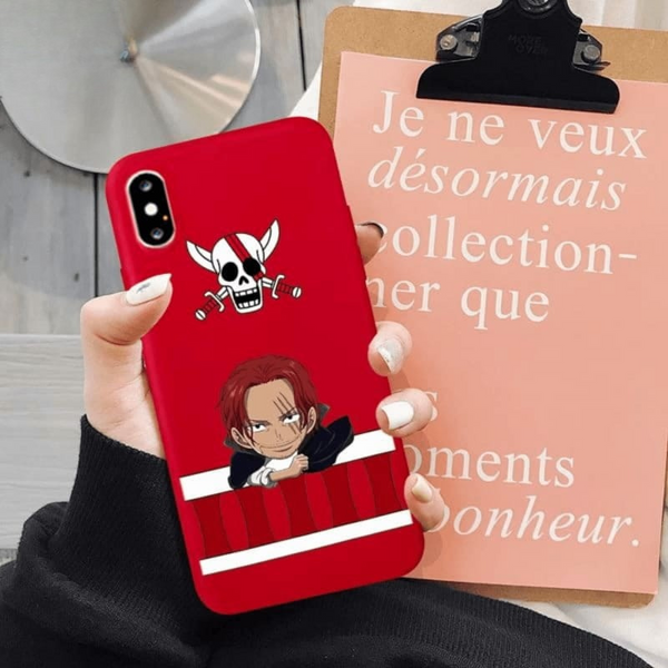 Coque rouge pour iPhone avec une illustration "chibi" de Shanks le Roux et une citation, de l'anime One Piece.